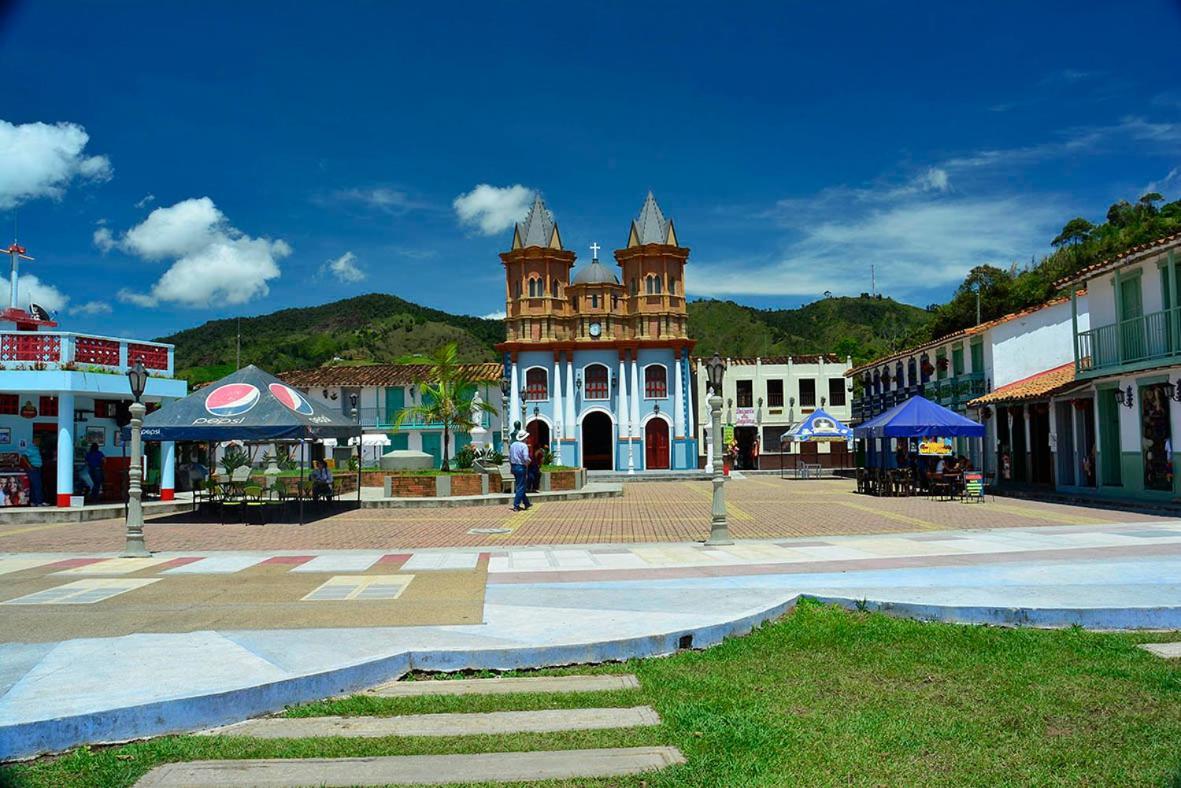 Hotel Campestre Alto Lindo En Guatapé Buitenkant foto